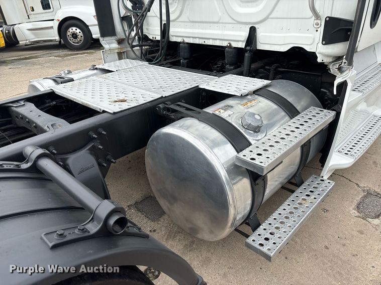 image for item EC4349 2018 Freightliner Cascadia 125 semi truck