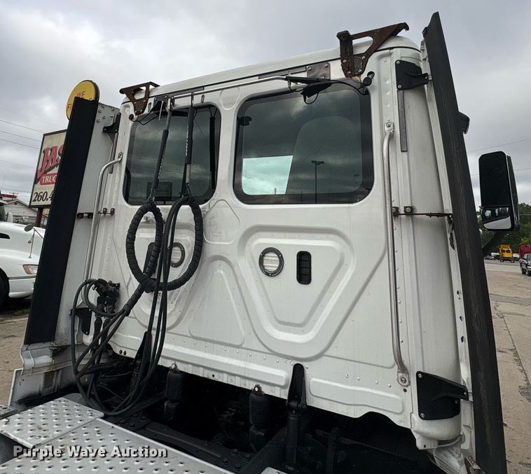 image for item EC4349 2018 Freightliner Cascadia 125 semi truck