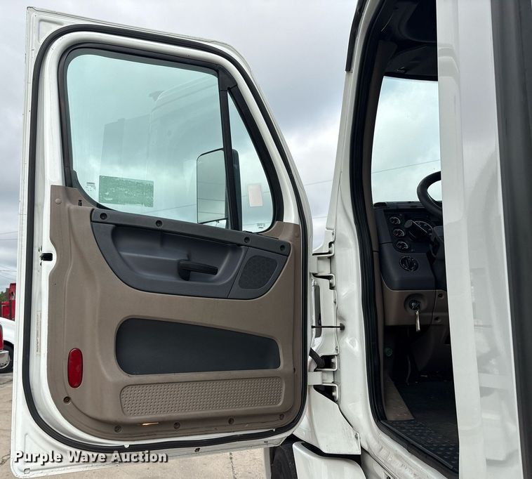 image for item EC4349 2018 Freightliner Cascadia 125 semi truck