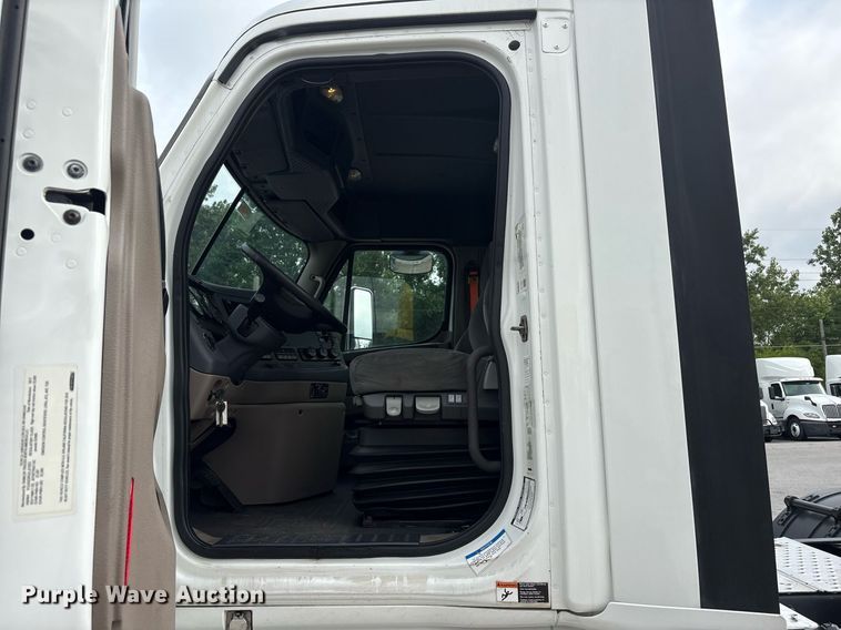 image for item EC4349 2018 Freightliner Cascadia 125 semi truck