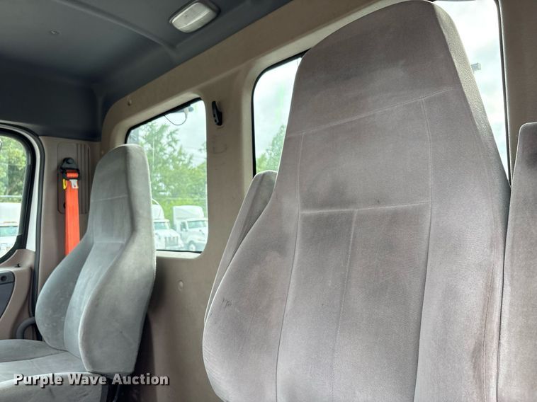 image for item EC4349 2018 Freightliner Cascadia 125 semi truck