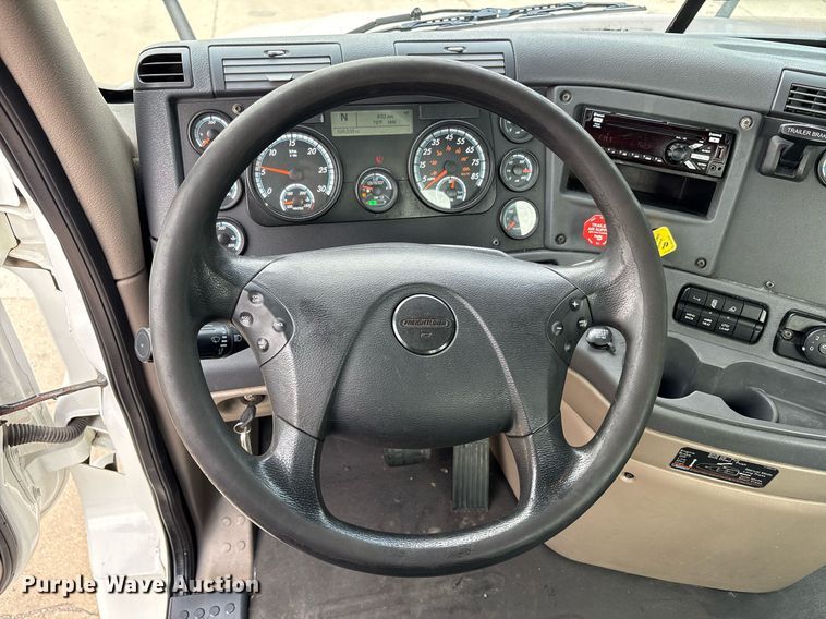 image for item EC4349 2018 Freightliner Cascadia 125 semi truck