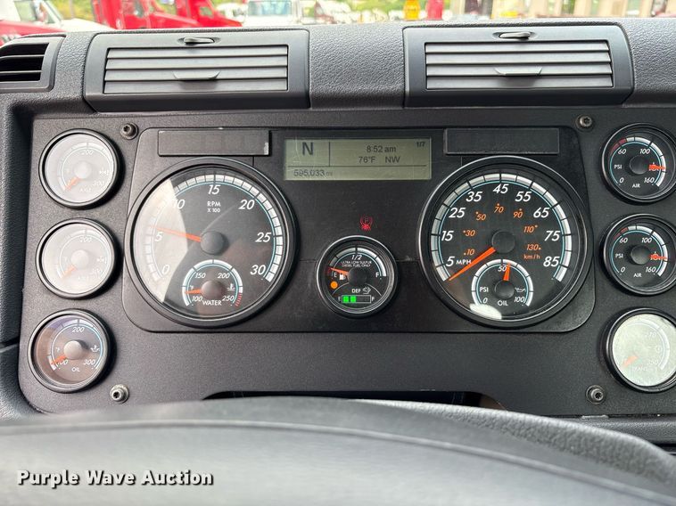 image for item EC4349 2018 Freightliner Cascadia 125 semi truck