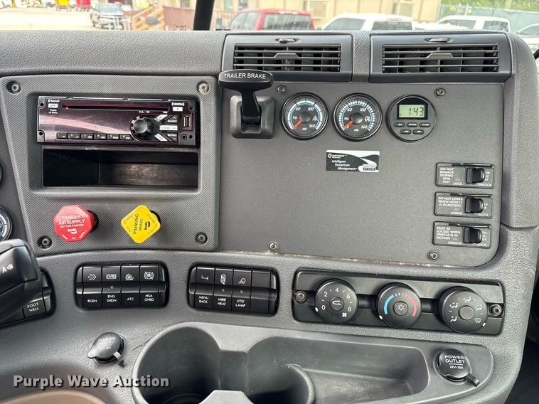 image for item EC4349 2018 Freightliner Cascadia 125 semi truck