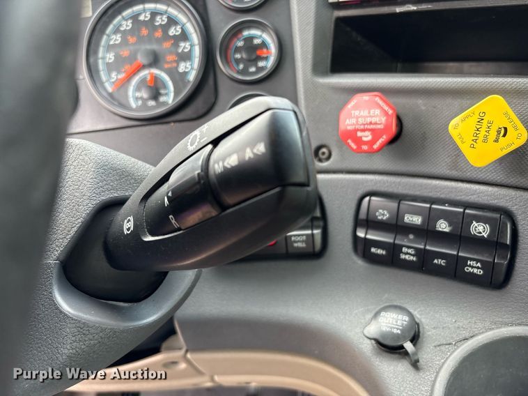 image for item EC4349 2018 Freightliner Cascadia 125 semi truck