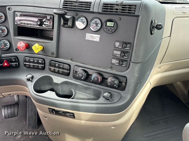 image for item EC4349 2018 Freightliner Cascadia 125 semi truck