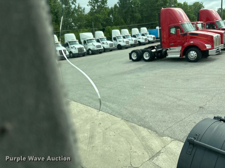 image for item EC4349 2018 Freightliner Cascadia 125 semi truck