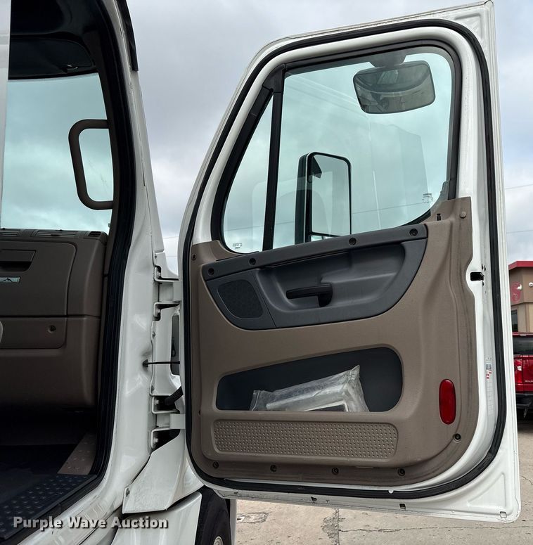 image for item EC4349 2018 Freightliner Cascadia 125 semi truck