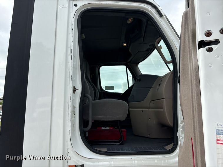 image for item EC4349 2018 Freightliner Cascadia 125 semi truck