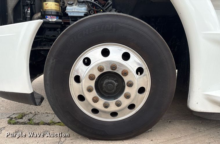 image for item EC4349 2018 Freightliner Cascadia 125 semi truck