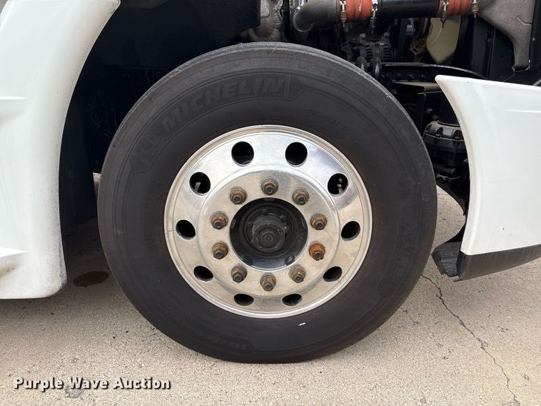 image for item EC4349 2018 Freightliner Cascadia 125 semi truck