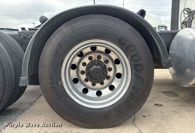 image for item EC4349 2018 Freightliner Cascadia 125 semi truck