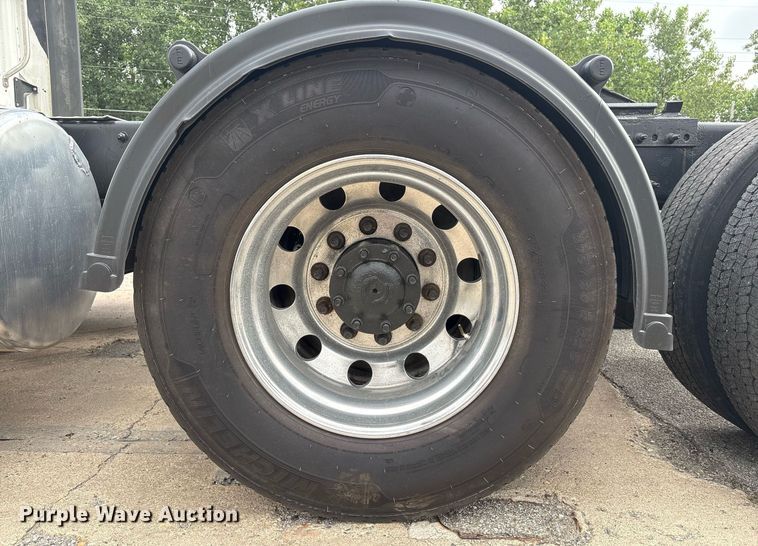 image for item EC4349 2018 Freightliner Cascadia 125 semi truck