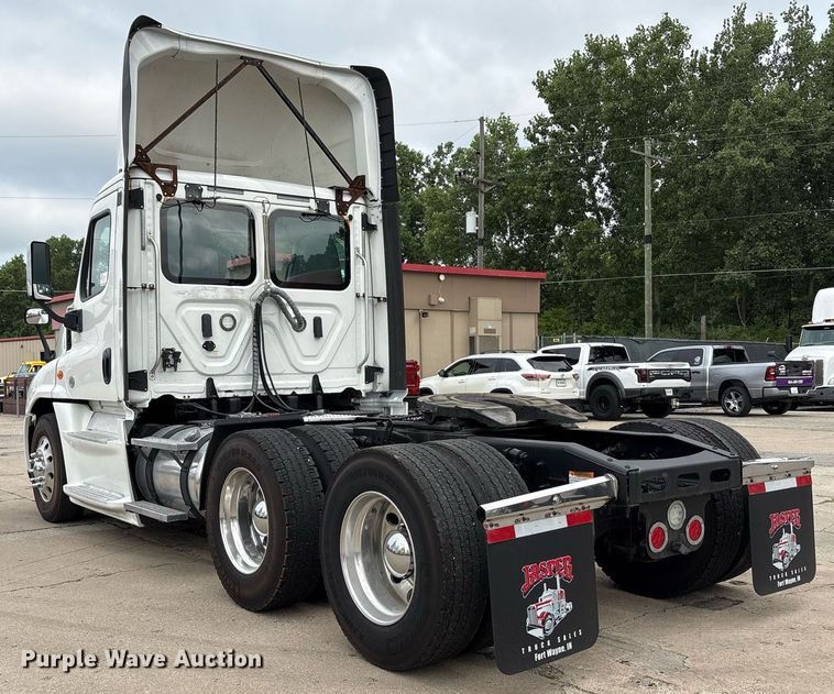 image for item EC4350 2019 Freightliner Cascadia 125 semi truck