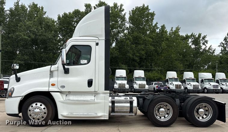 image for item EC4350 2019 Freightliner Cascadia 125 semi truck