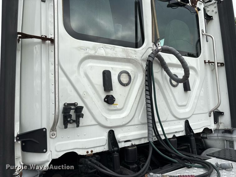 image for item EC4350 2019 Freightliner Cascadia 125 semi truck