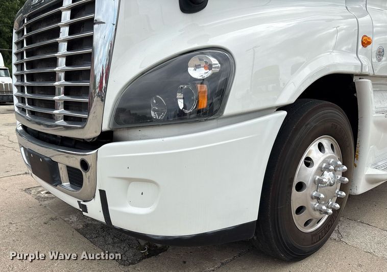 image for item EC4350 2019 Freightliner Cascadia 125 semi truck