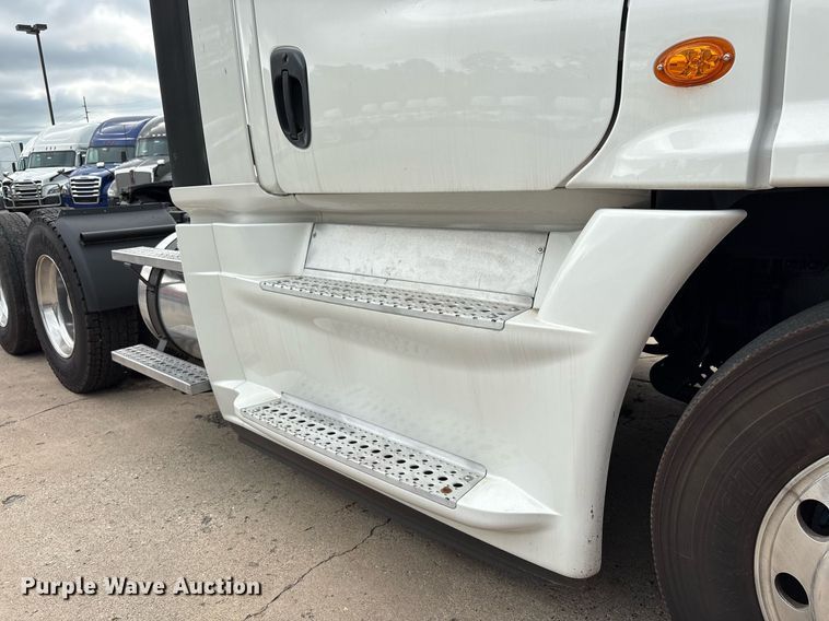 image for item EC4350 2019 Freightliner Cascadia 125 semi truck