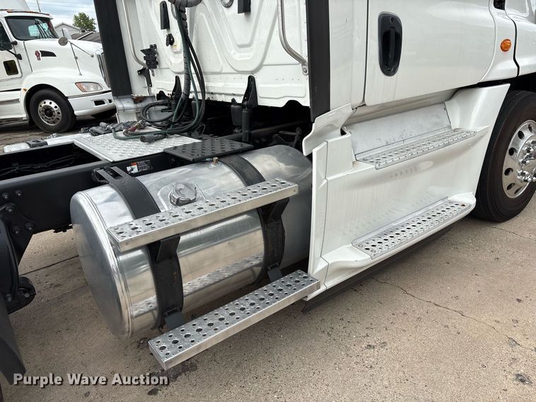 image for item EC4350 2019 Freightliner Cascadia 125 semi truck