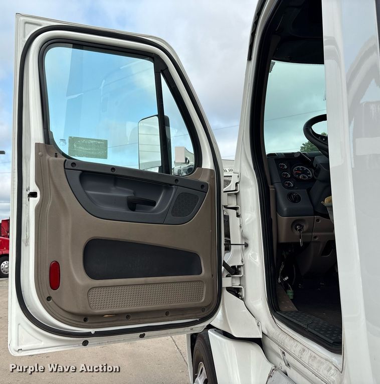 image for item EC4350 2019 Freightliner Cascadia 125 semi truck
