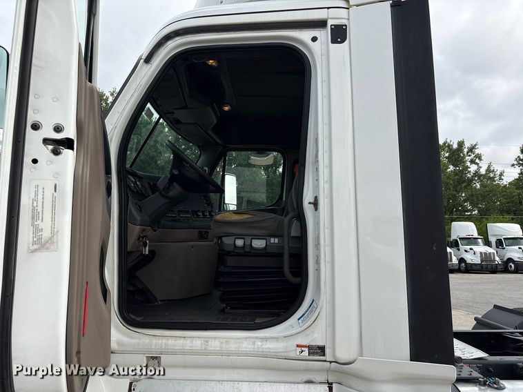 image for item EC4350 2019 Freightliner Cascadia 125 semi truck