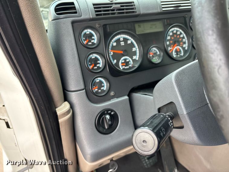 image for item EC4350 2019 Freightliner Cascadia 125 semi truck