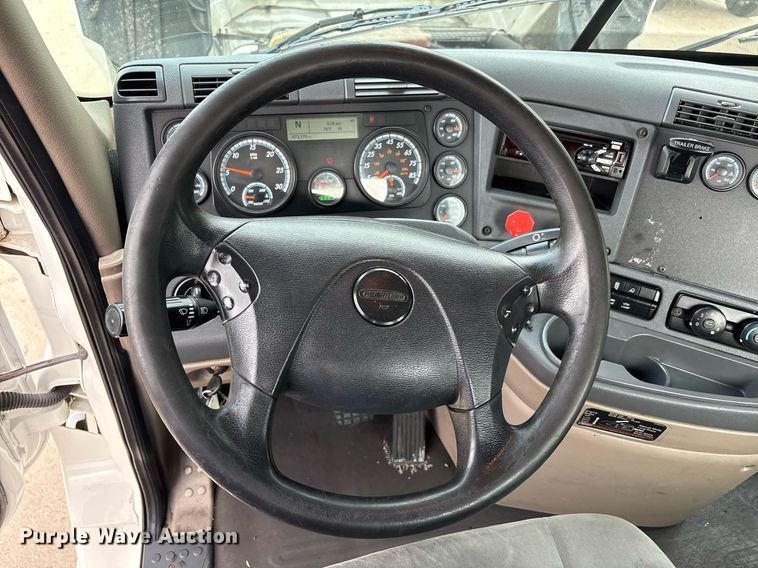 image for item EC4350 2019 Freightliner Cascadia 125 semi truck