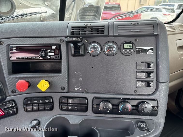 image for item EC4350 2019 Freightliner Cascadia 125 semi truck