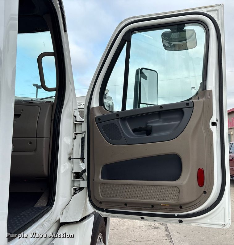 image for item EC4350 2019 Freightliner Cascadia 125 semi truck