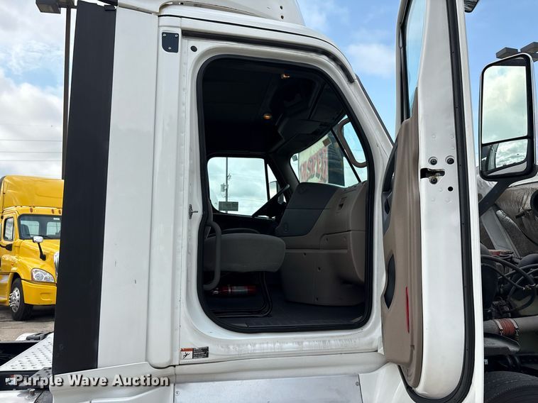 image for item EC4350 2019 Freightliner Cascadia 125 semi truck