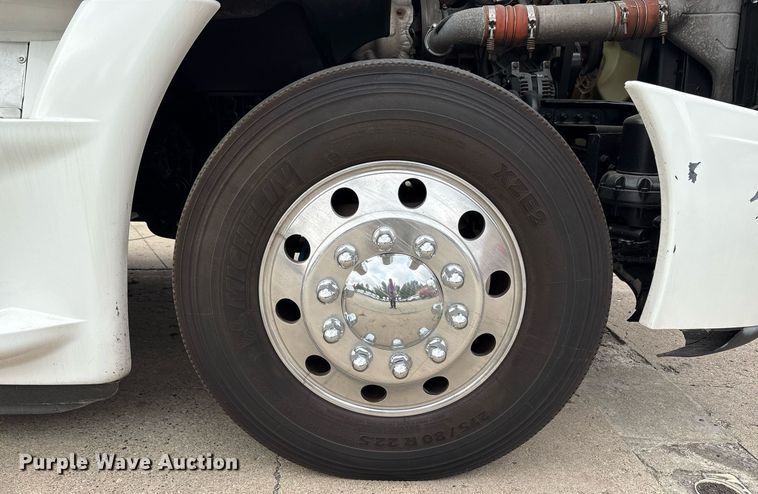 image for item EC4350 2019 Freightliner Cascadia 125 semi truck