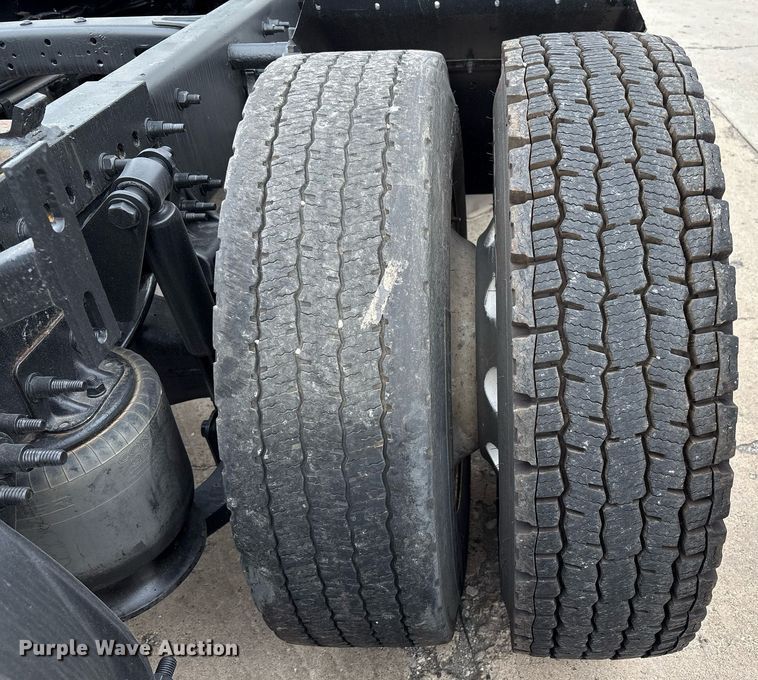 image for item EC4350 2019 Freightliner Cascadia 125 semi truck