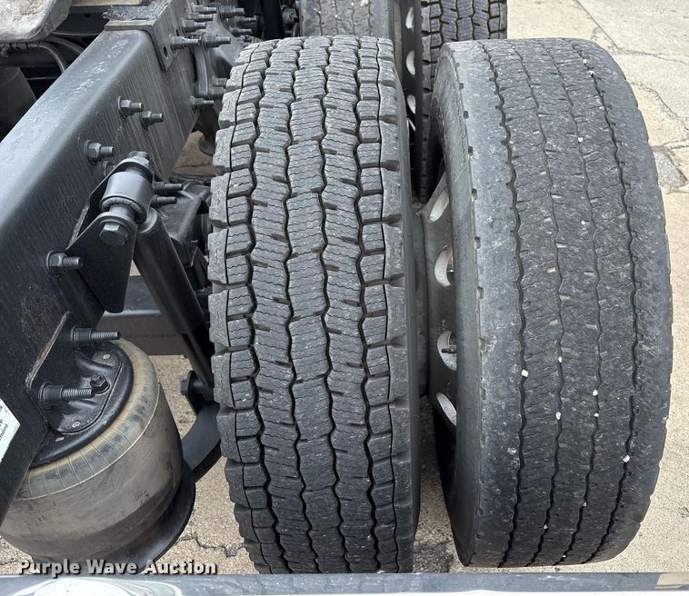 image for item EC4350 2019 Freightliner Cascadia 125 semi truck