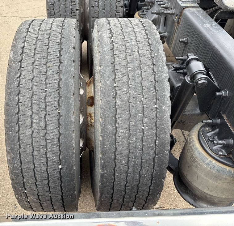 image for item EC4350 2019 Freightliner Cascadia 125 semi truck