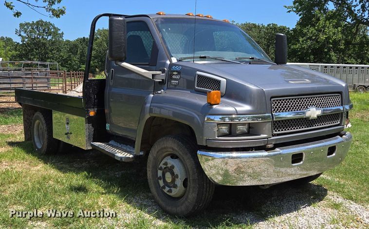 image for item ED2135 2006 Chevrolet C4500 flatbed truck