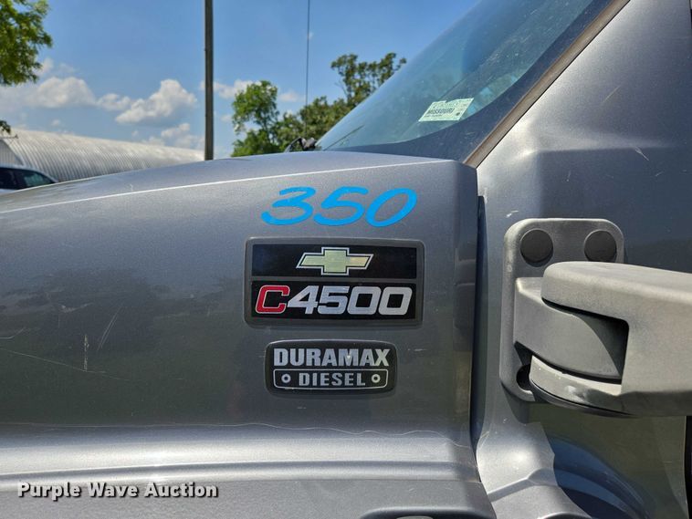 image for item ED2135 2006 Chevrolet C4500 flatbed truck