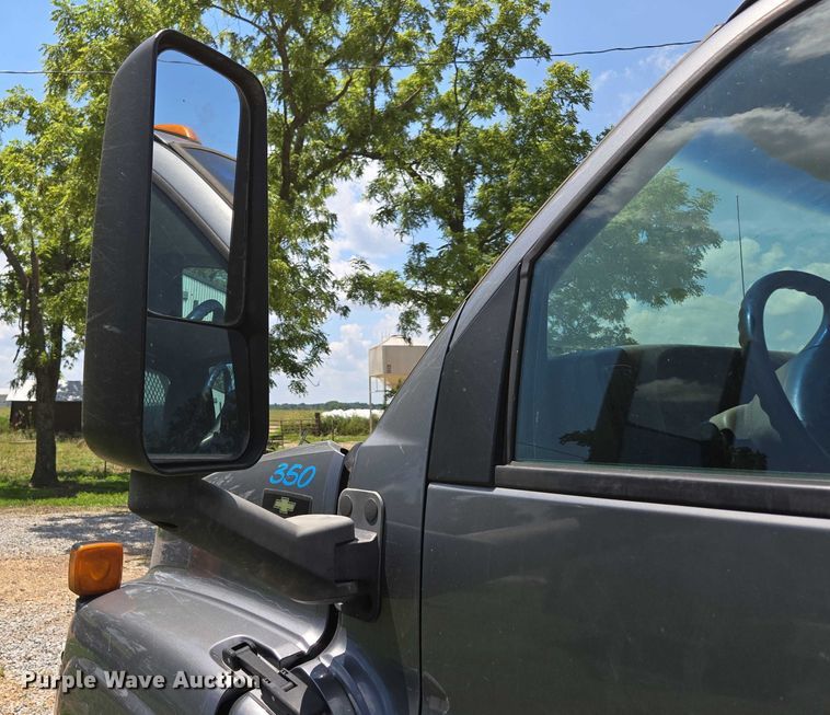 image for item ED2135 2006 Chevrolet C4500 flatbed truck