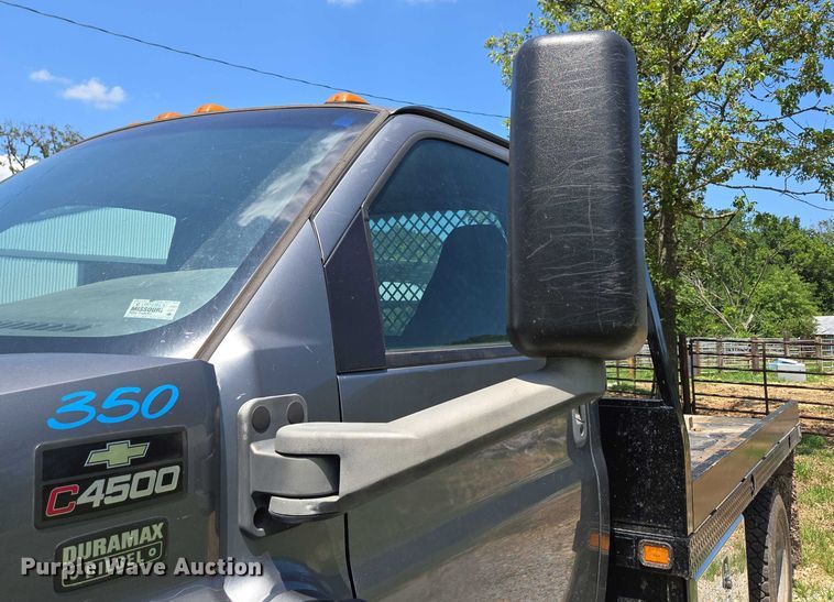 image for item ED2135 2006 Chevrolet C4500 flatbed truck