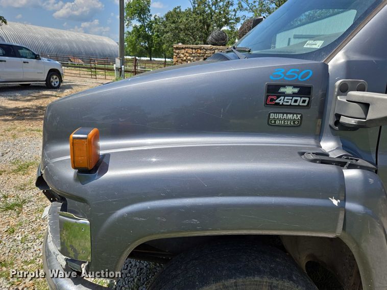 image for item ED2135 2006 Chevrolet C4500 flatbed truck