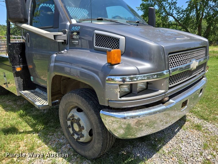 image for item ED2135 2006 Chevrolet C4500 flatbed truck