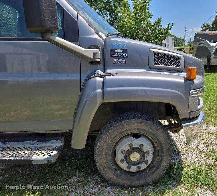 image for item ED2135 2006 Chevrolet C4500 flatbed truck