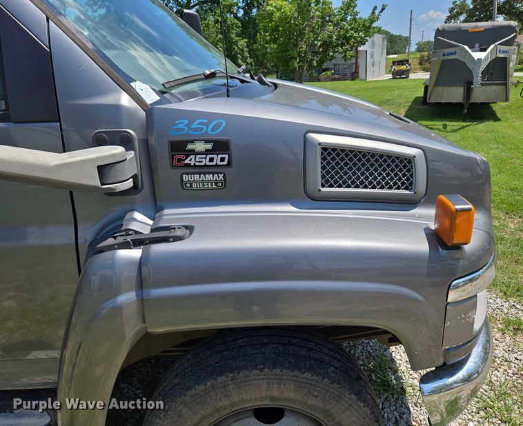 image for item ED2135 2006 Chevrolet C4500 flatbed truck