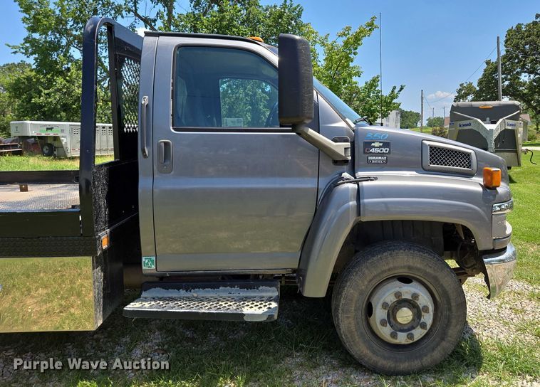 image for item ED2135 2006 Chevrolet C4500 flatbed truck