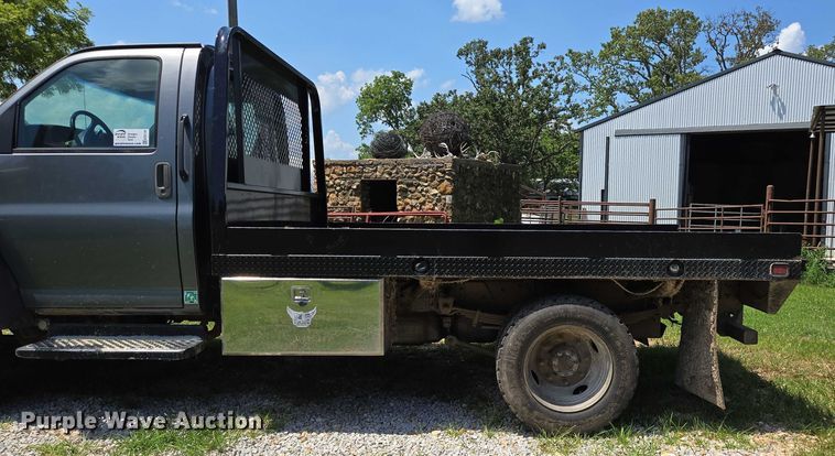 image for item ED2135 2006 Chevrolet C4500 flatbed truck