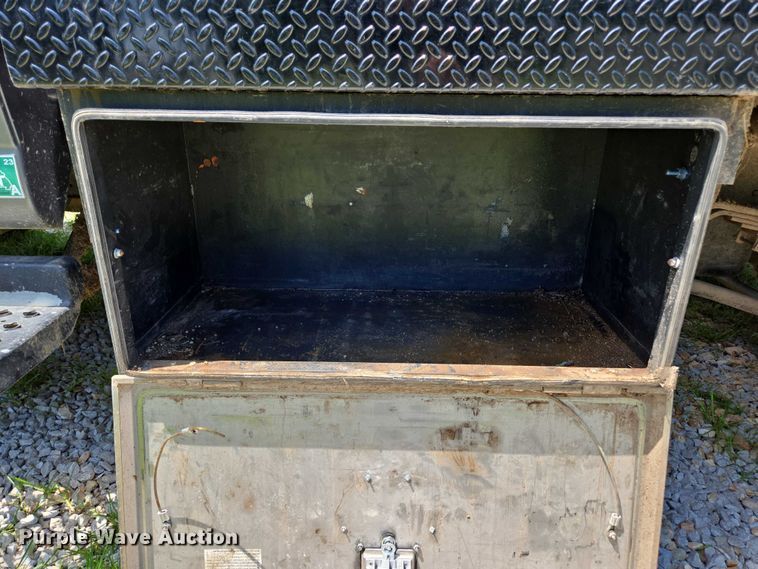 image for item ED2135 2006 Chevrolet C4500 flatbed truck