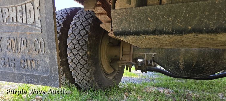 image for item ED2135 2006 Chevrolet C4500 flatbed truck