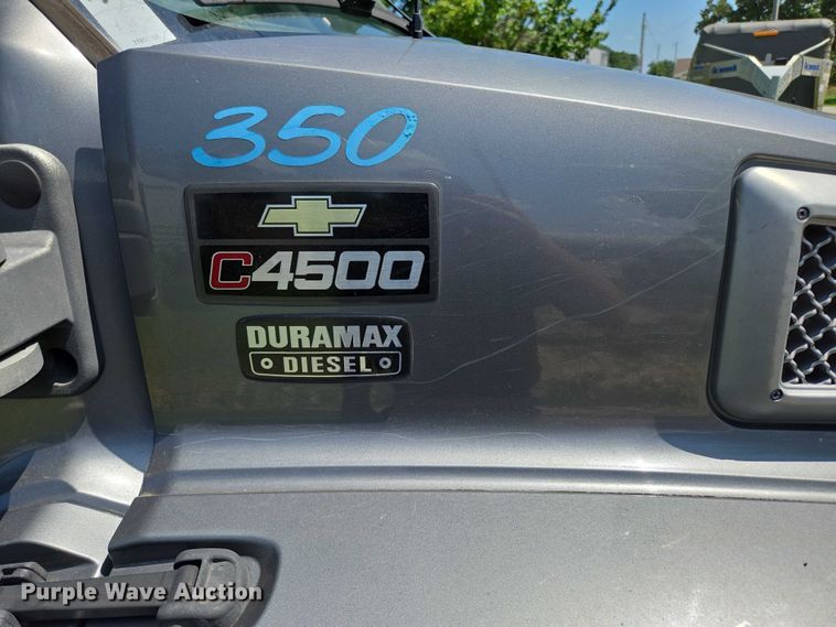 image for item ED2135 2006 Chevrolet C4500 flatbed truck