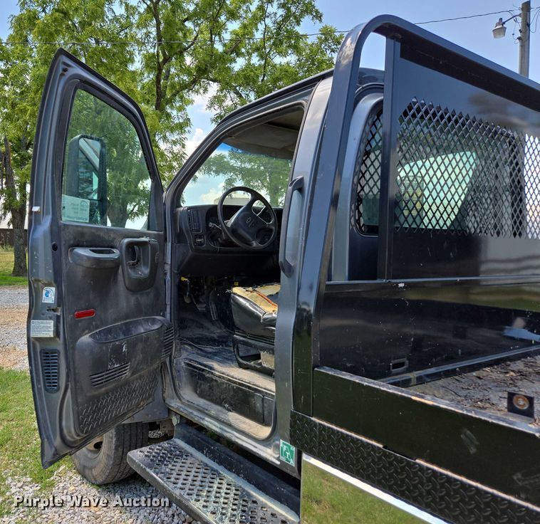 image for item ED2135 2006 Chevrolet C4500 flatbed truck