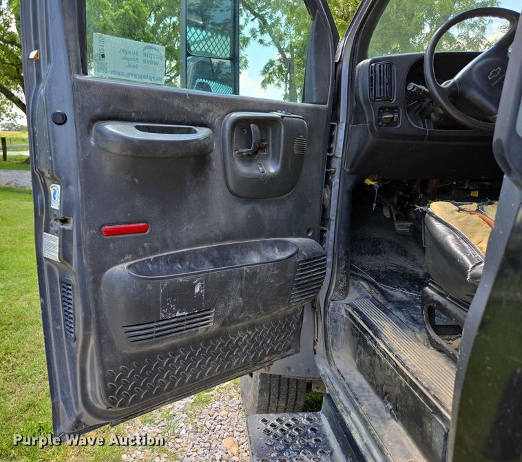 image for item ED2135 2006 Chevrolet C4500 flatbed truck