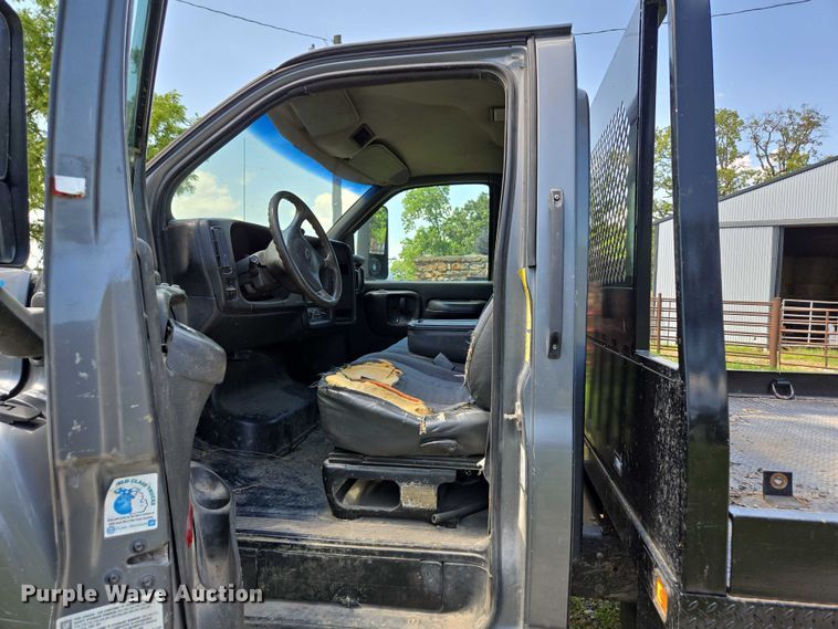 image for item ED2135 2006 Chevrolet C4500 flatbed truck